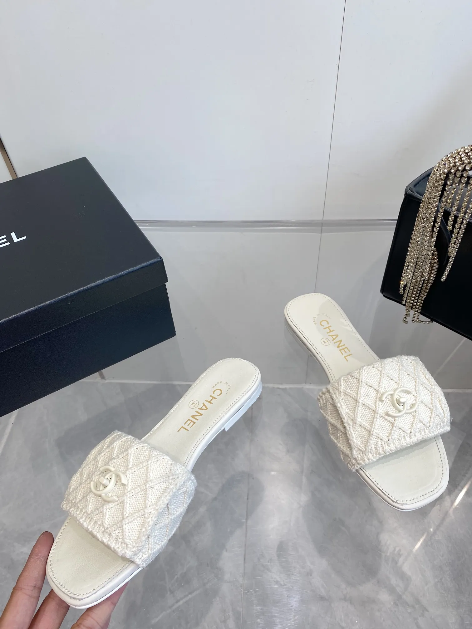 👟👟Ex-factory price 520👟👟 CHANEL｜Chanel 2️⃣5️⃣ss new style! Classic School Bag Buckle Flip Slippers Classic never goes out of style ~ Flip school bag lock design style ~ Slimming and versatile ~ Slippers you won’t get tired of wearing! It feels very comfortable on the feet! A hit that highlights elegance.  #chanel #Chanel #Chanel #chanel shoes